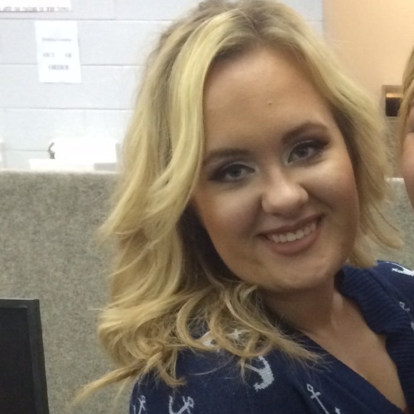 Profile Picture of Ellie Vititow (@evititow) on Poshmark