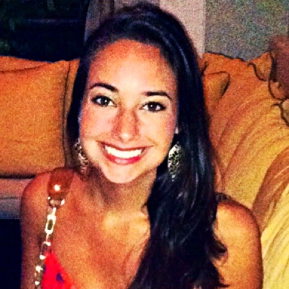 Profile Picture of Lindsey Sampietro (@lindseysam93) on Poshmark