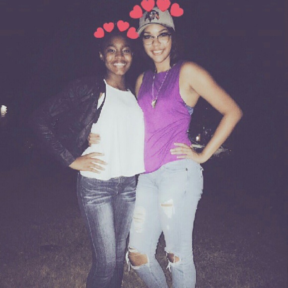 Profile Picture of Sarah Andrews (@im_royal) on Poshmark