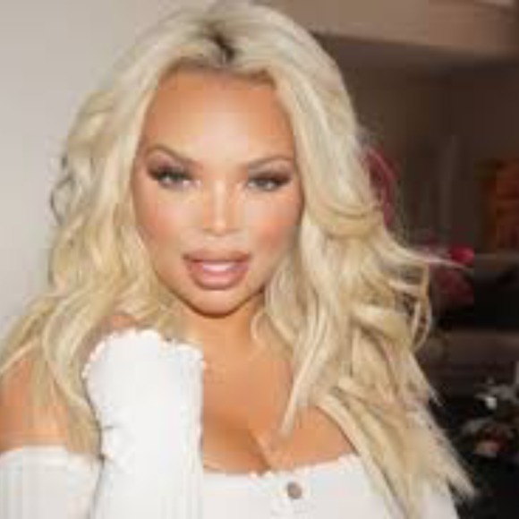 Profile Picture of Reyan Kerbs (@fancyshop101) on Poshmark