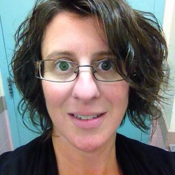 Profile Picture of Lisa Epp (@eppjunk) on Poshmark