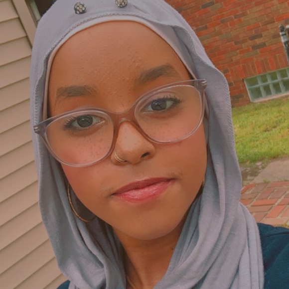 Sabrina Eyow - Poshmark Profile Picture of Sabrina Eyow (@sabrina_2005) on Poshmark