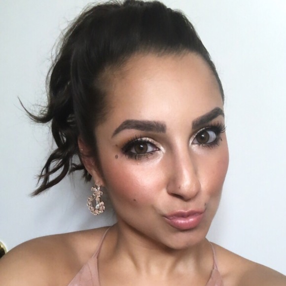 Profile Picture of Tia Rendina (@antoniarendina) on Poshmark