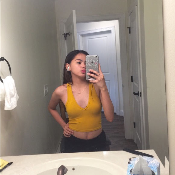 Profile Picture of Farah Colinares (@farahcolinares) on Poshmark