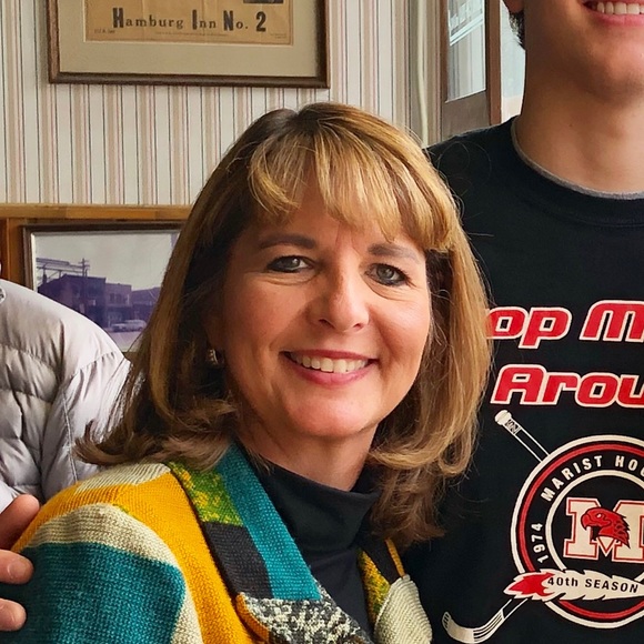 Profile Picture of Lisa Evoy-goodman (@evoyla) on Poshmark