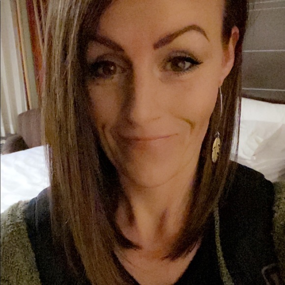 Profile Picture of Kate Black (@katesharee) on Poshmark