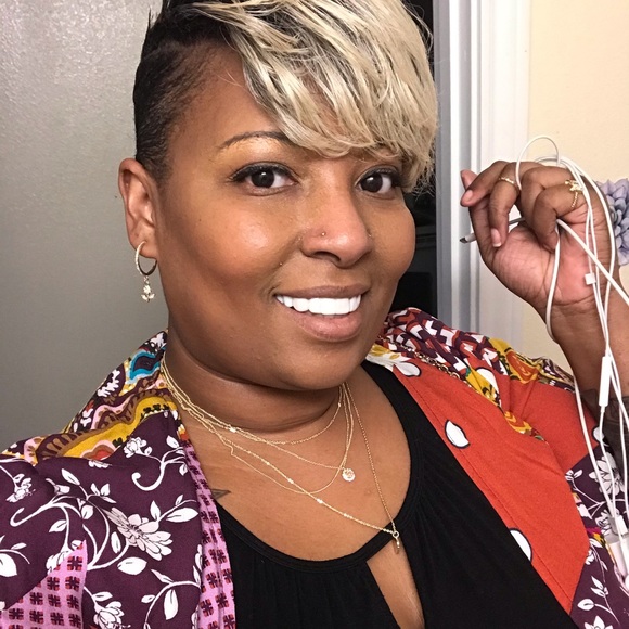 Profile Picture of Rolanda Tomlinson (@edtom40) on Poshmark