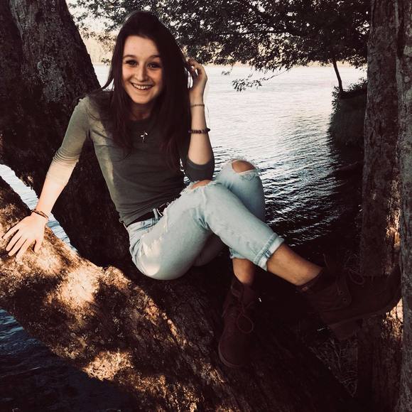 Profile Picture of Alexis Caron (@alexiscaron) on Poshmark