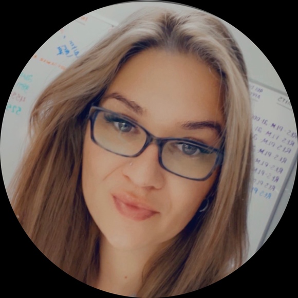Profile Picture of Laura Martin mccoy (@lauramartin81) on Poshmark