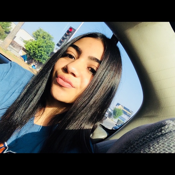 Profile Picture of Andrea Padron (@andreaapadron) on Poshmark