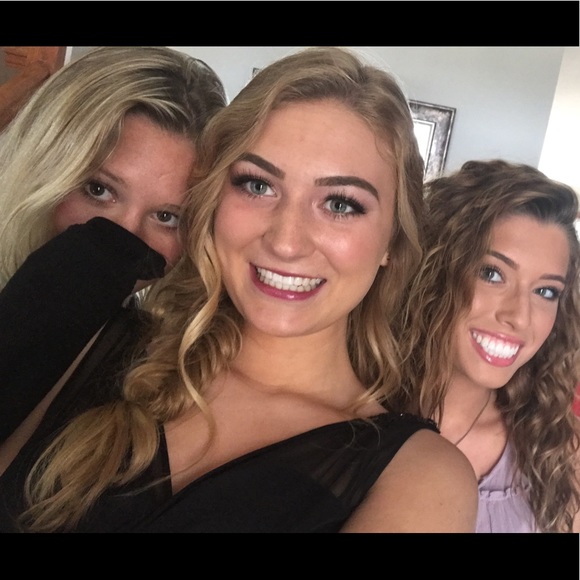 Profile Picture of Hannah Schweickert (@hanschw) on Poshmark