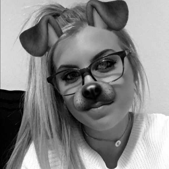 Profile Picture of Carly Hale (@car_hale) on Poshmark