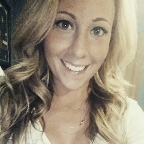Profile Picture of Amanda Stuart (@a_stu2009) on Poshmark