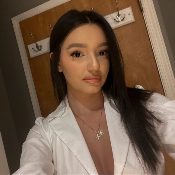 Profile Picture of Floriana Lleshi (@florianalleshi) on Poshmark