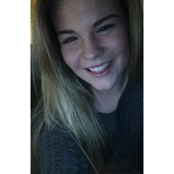 Profile Picture of Makenzie Mccoubrey (@coubreeyy) on Poshmark