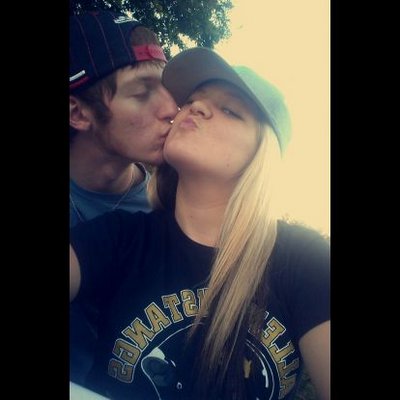 Profile Picture of Elizabeth Holcomb (@brookeholcomb16) on Twitter
