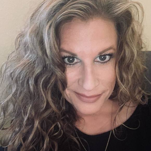 Profile Picture of Kim Stanfield (@kimlstanfield) on Poshmark