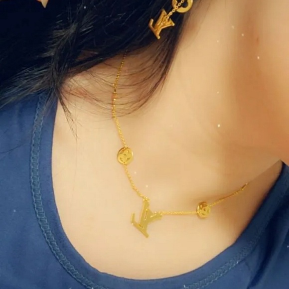 Profile Picture of Nono Nono (@nouranoura149) on Poshmark