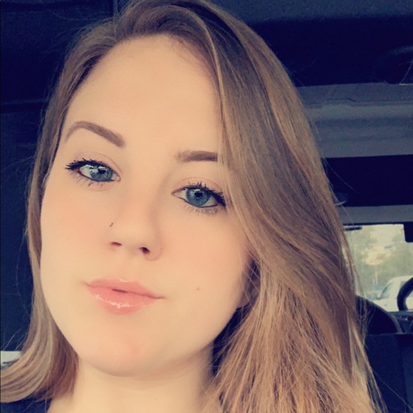 Profile Picture of Kristal Dewey (@kristaldewey567) on Poshmark