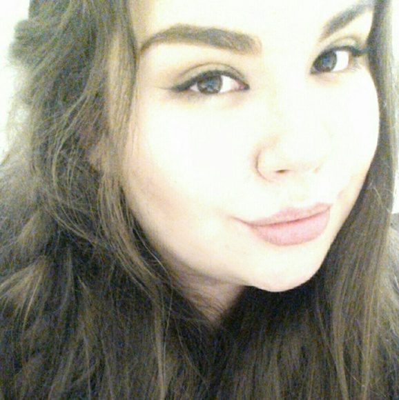 Profile Picture of Victoria Salazar (@vickiivalentine) on Poshmark