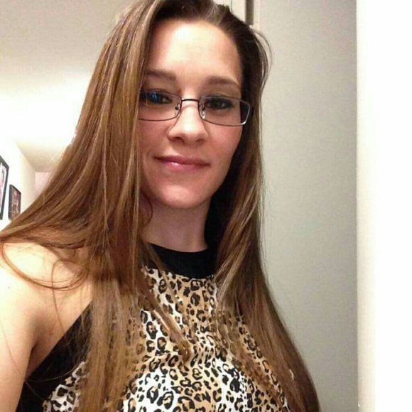 Profile Picture of Amanda Benemann (@abenemann123) on Poshmark