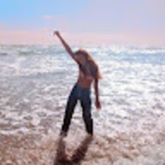 Profile Picture of Hannah Leubner (@hannahleubner) on Poshmark