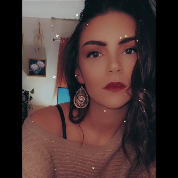 Profile Picture of Haley Wright (@hayyybugg) on Poshmark