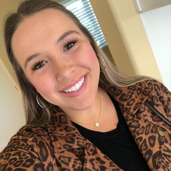Profile Picture of Shannon Strizzi (@shannonstrizzi) on Poshmark