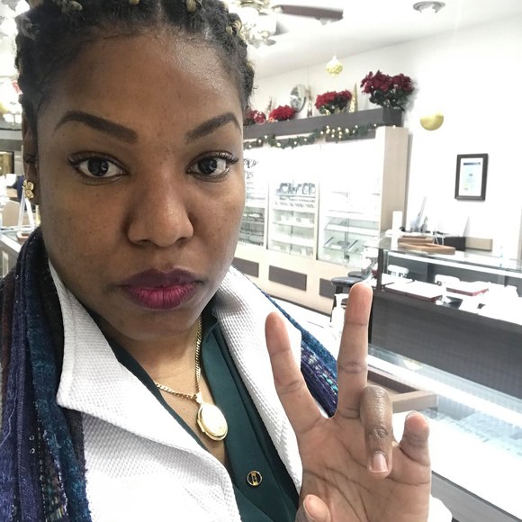 Profile Picture of Simone Holder (@simoneholder) on Poshmark