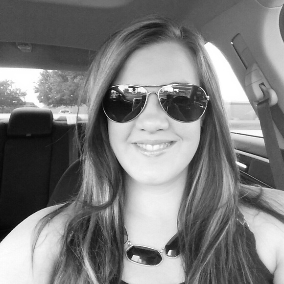 Profile Picture of Haley Isbell (@isbellh90) on Poshmark