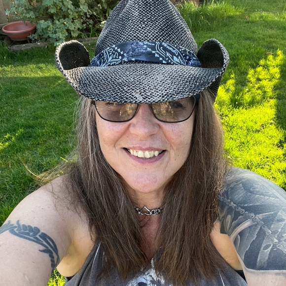 Profile Picture of Ellice D (@missfox2u) on Poshmark