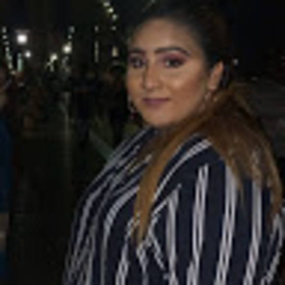 Profile Picture of Amna Khalid (@amnakhalid306) on Poshmark