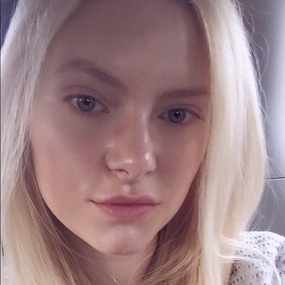 Kristen Batstone - Poshmark Profile Picture of Kristen Batstone (@kristenbatstone) on Poshmark