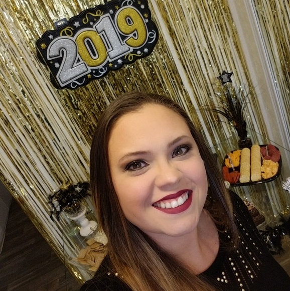 Profile Picture of Claudia Bradley (@claubradley) on Poshmark