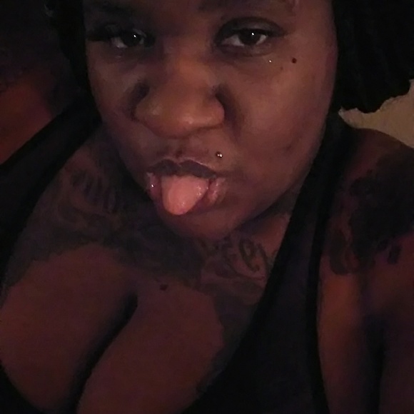 Profile Picture of D Gray (@pumpkinp875) on Poshmark