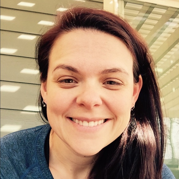 Profile Picture of April Lawrence (@aprillaw19) on Poshmark