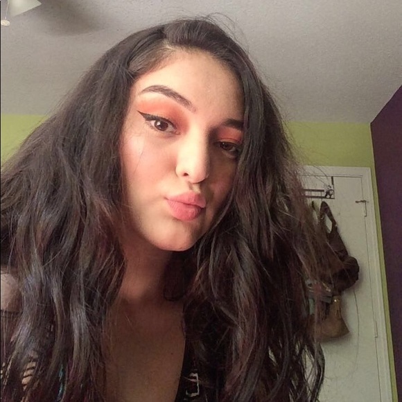 Profile Picture of Jackeline Alarcon (@jackyyy_01) on Poshmark