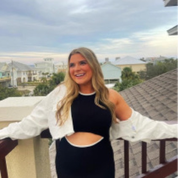 Profile Picture of Lauren Curtis (@lcurtisnola) on Poshmark