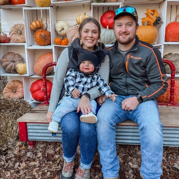 Angie Theede - Poshmark Profile Picture of Angie Theede (@angiekay9) on Poshmark