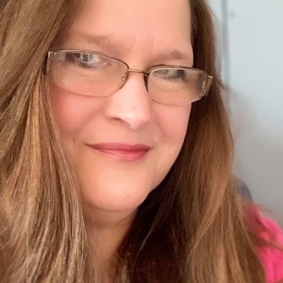 Profile Picture of Laurie Grochmal (@lolo62963) on Poshmark