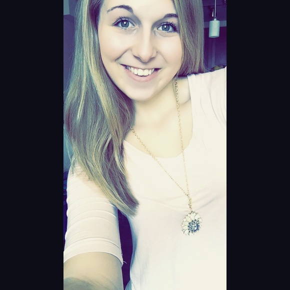 Profile Picture of Mikahla Puffenbarger (@mikahlalynne) on Poshmark