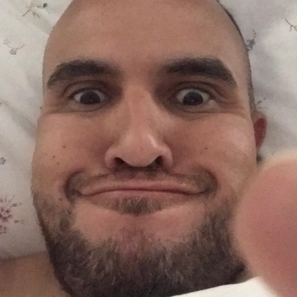 Profile Picture of Leslie Rubero (@arubero) on Poshmark