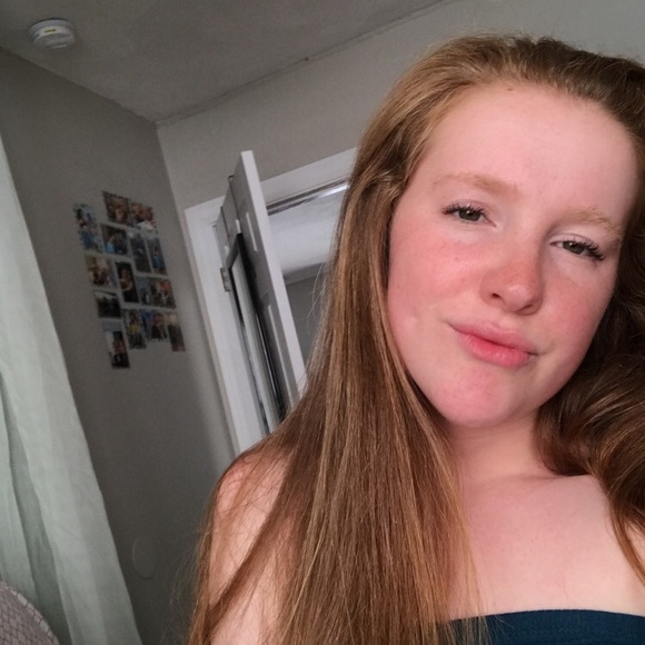 Profile Picture of Kelli Gentile (@kelligorgeous) on Poshmark