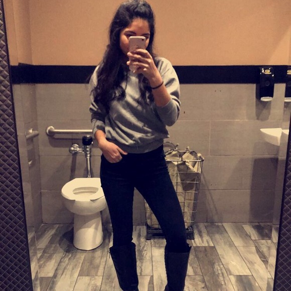 Profile Picture of Dagmar Rodriguez (@dagmi22) on Poshmark