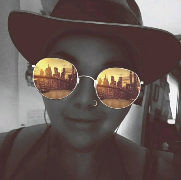 Profile Picture of Amber Foster (@rainydaze33) on Poshmark