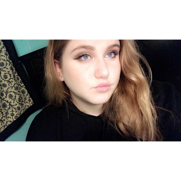 Profile Picture of Amanda Truppo (@atruppo) on Poshmark