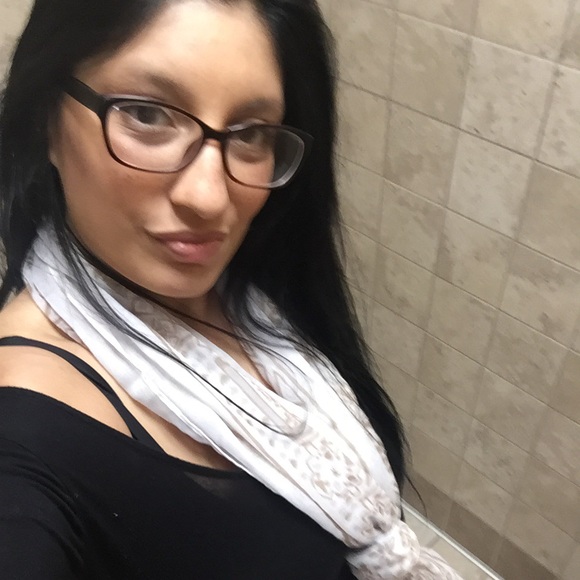 Profile Photo of Carolina Bermudez (@carolina2128) on Poshmark