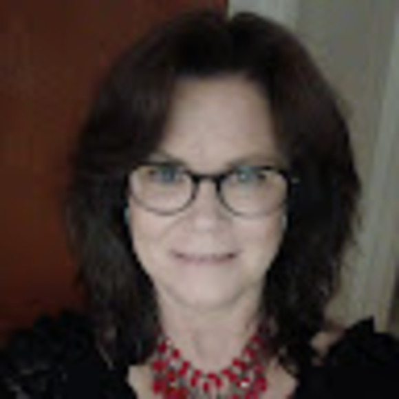 Profile Picture of Debra Hoeper (@debhoeper) on Poshmark