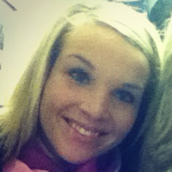 Profile Picture of Ashley Passinault (@apassina) on Poshmark