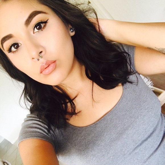 Profile Picture of Cyntia Gamarra (@cynngamarra) on Poshmark